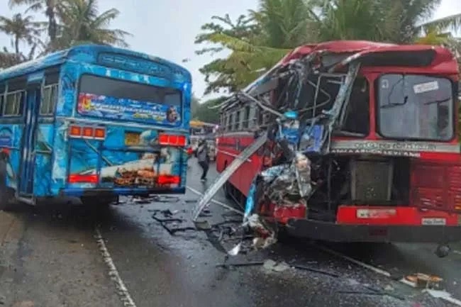 திக்வெல்லையில் பாடசாலை பஸ் மற்றும் இ.போ.ச பஸ் மோதல்: நால்வர் வைத்தியசாலையில்!