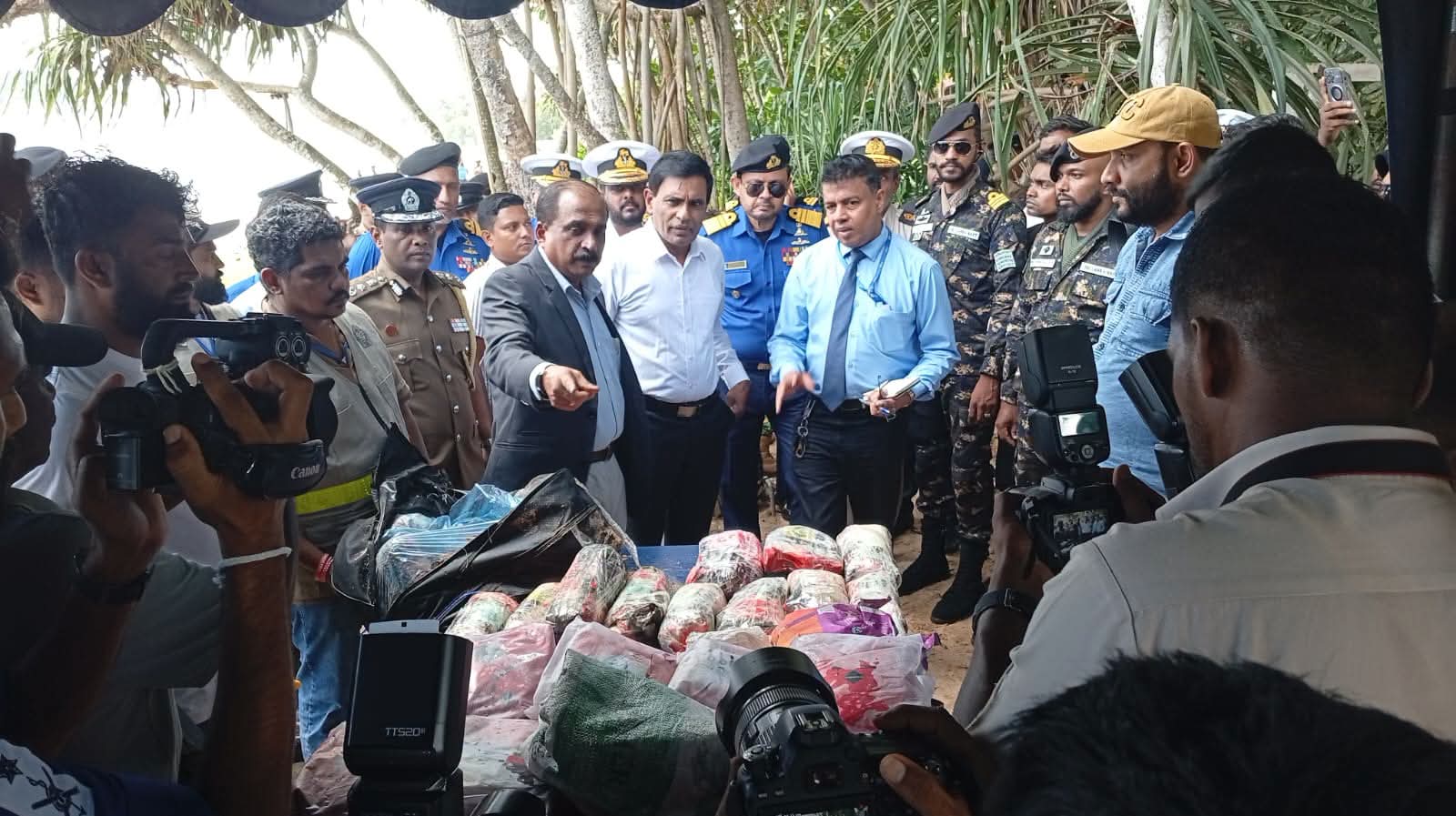 மாத்தறை கடற்கரையில் 475 கிலோவுக்கும் அதிகமான ஹெரோயின் மற்றும் ஐஸ் கைப்பற்றல் 1 மாத்தறை கடற்கரையில் கைப்பற்றப்பட்ட ஹெரோயின் மற்றும் ஐஸ் போதைப்பொருட்கள்